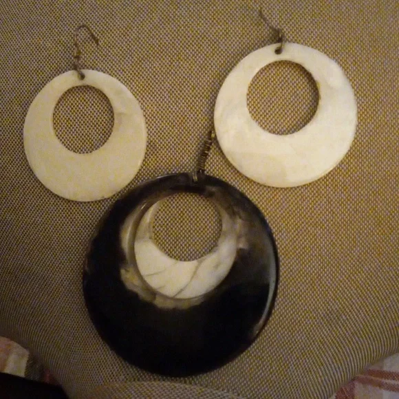 PENDANT AND PIERCED EARRINGS - Picture 2 of 2